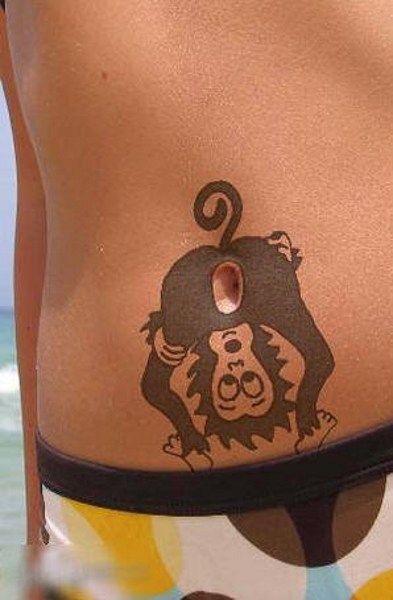 Веселая татуировка в виде обезьяны 0